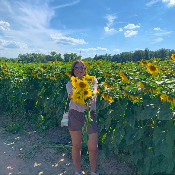 💎Meet your Posher, Julie - Picture 2 of 4